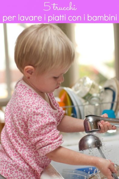 Attività con i bambini: lavare i piatti