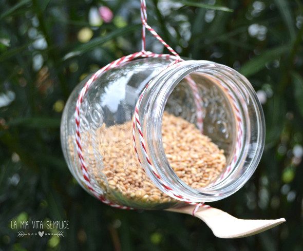 Come riciclare un barattolo di vetro in mangiatoia per uccellini
