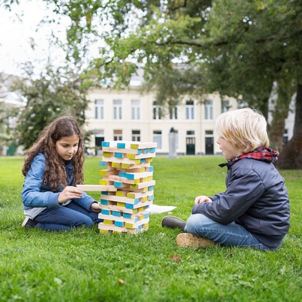 Grande torre gigante con bambini