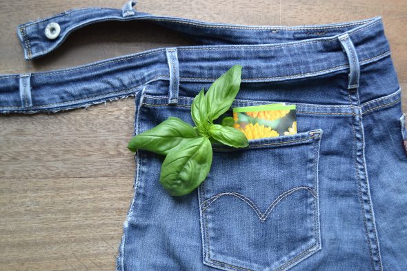 Come riciclare i jeans in un grembiule in 5 minuti