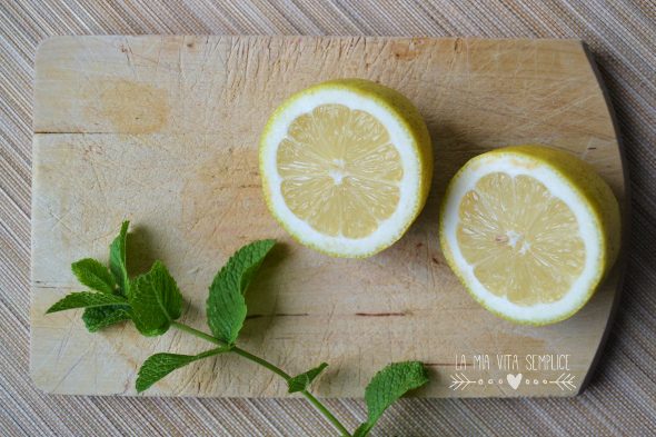 Limonata fatta in casa alla menta fresca