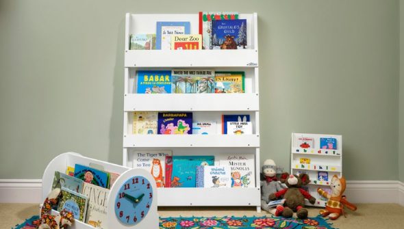 Libreria montessoriana per bambini con le cassette di legno Ikea 