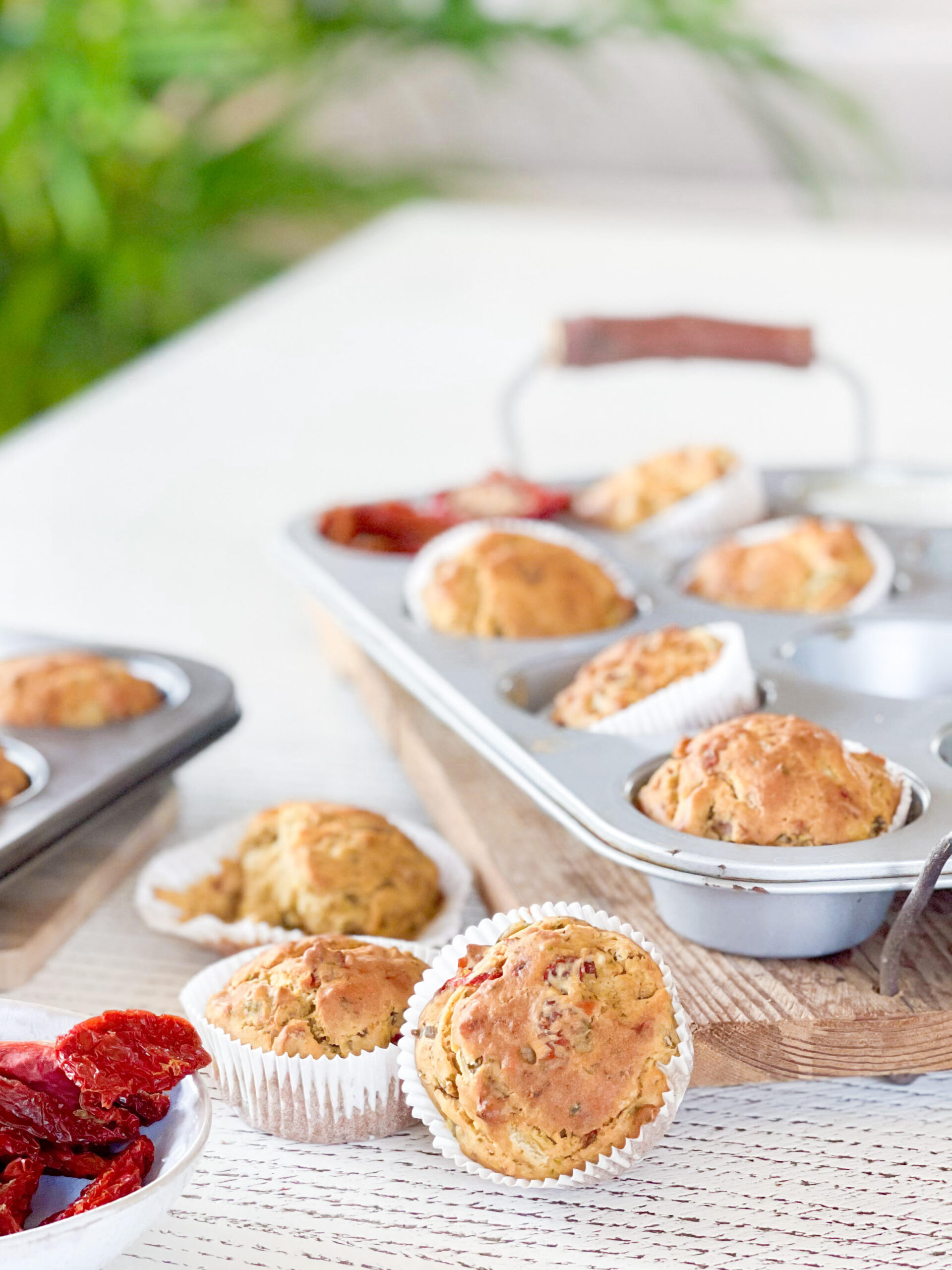 Muffin salati (vegan) con pomodori secchi e olive