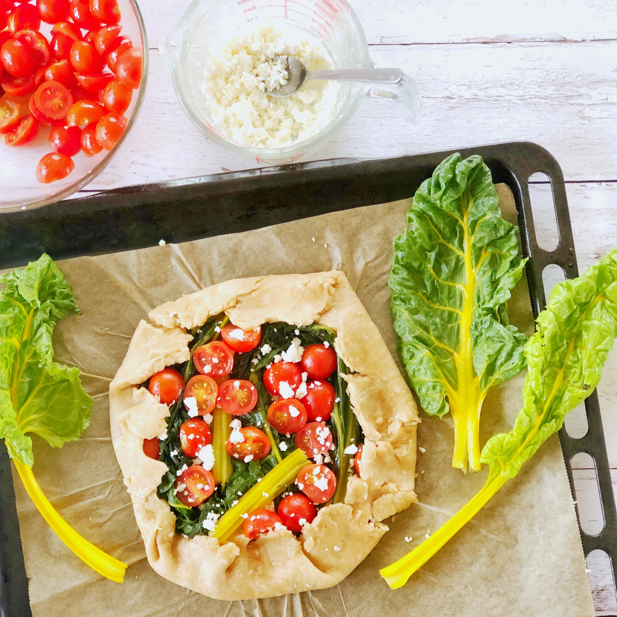Galette con pomodori, feta e bietole