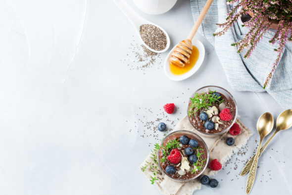 chia pudding al cacao con frutta fresca